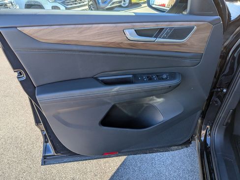 Used 2025 Volkswagen Atlas SE image 11