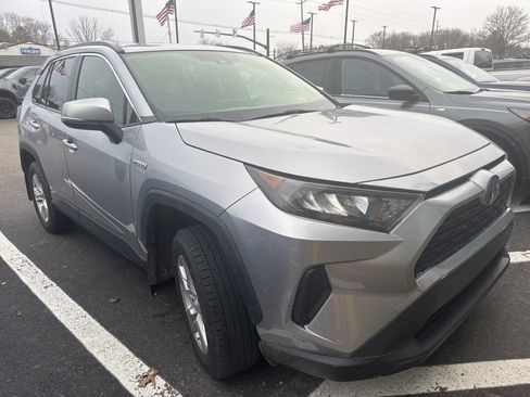 Used 2019 Toyota RAV4 LE image 3