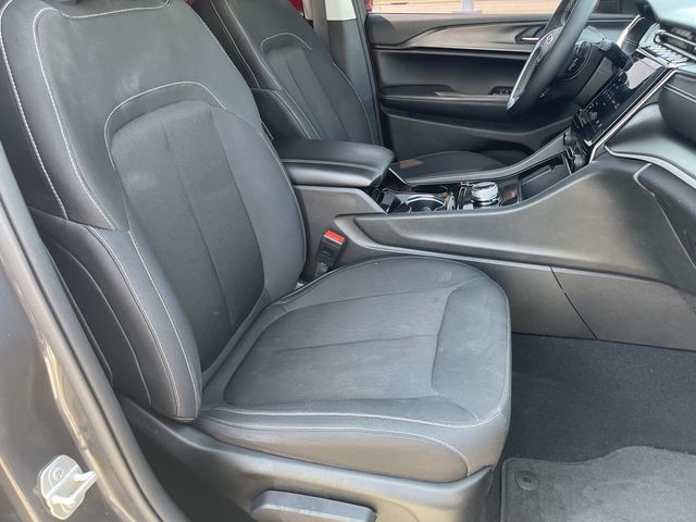 Used 2023 Jeep Grand Cherokee Laredo AWD/4WD image 22