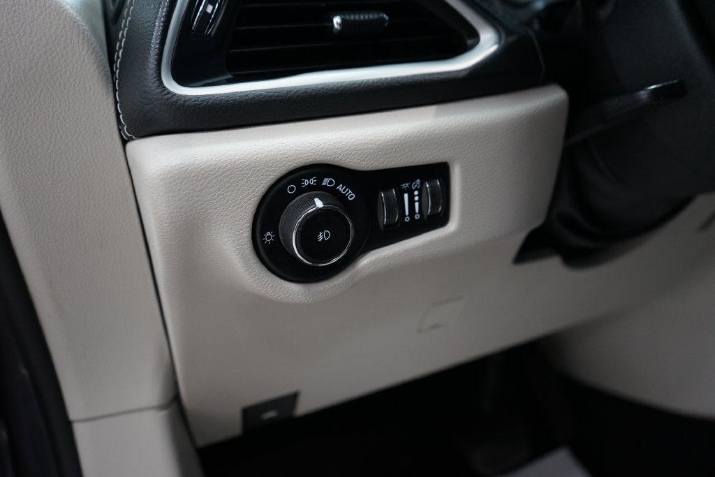 Used 2023 Chrysler Pacifica Touring-L AWD/4WD image 30