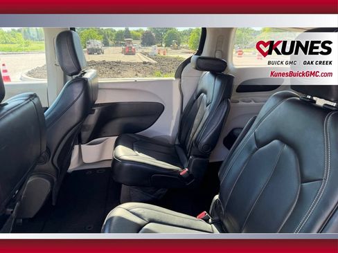 Used 2023 Chrysler Pacifica Touring-L FWD image 9