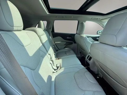 Used 2019 Jeep Cherokee Limited w/ Luxury Group AWD/4WD image 17