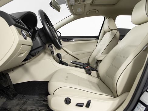 Used 2018 Volkswagen Passat 2.0T SE image 15