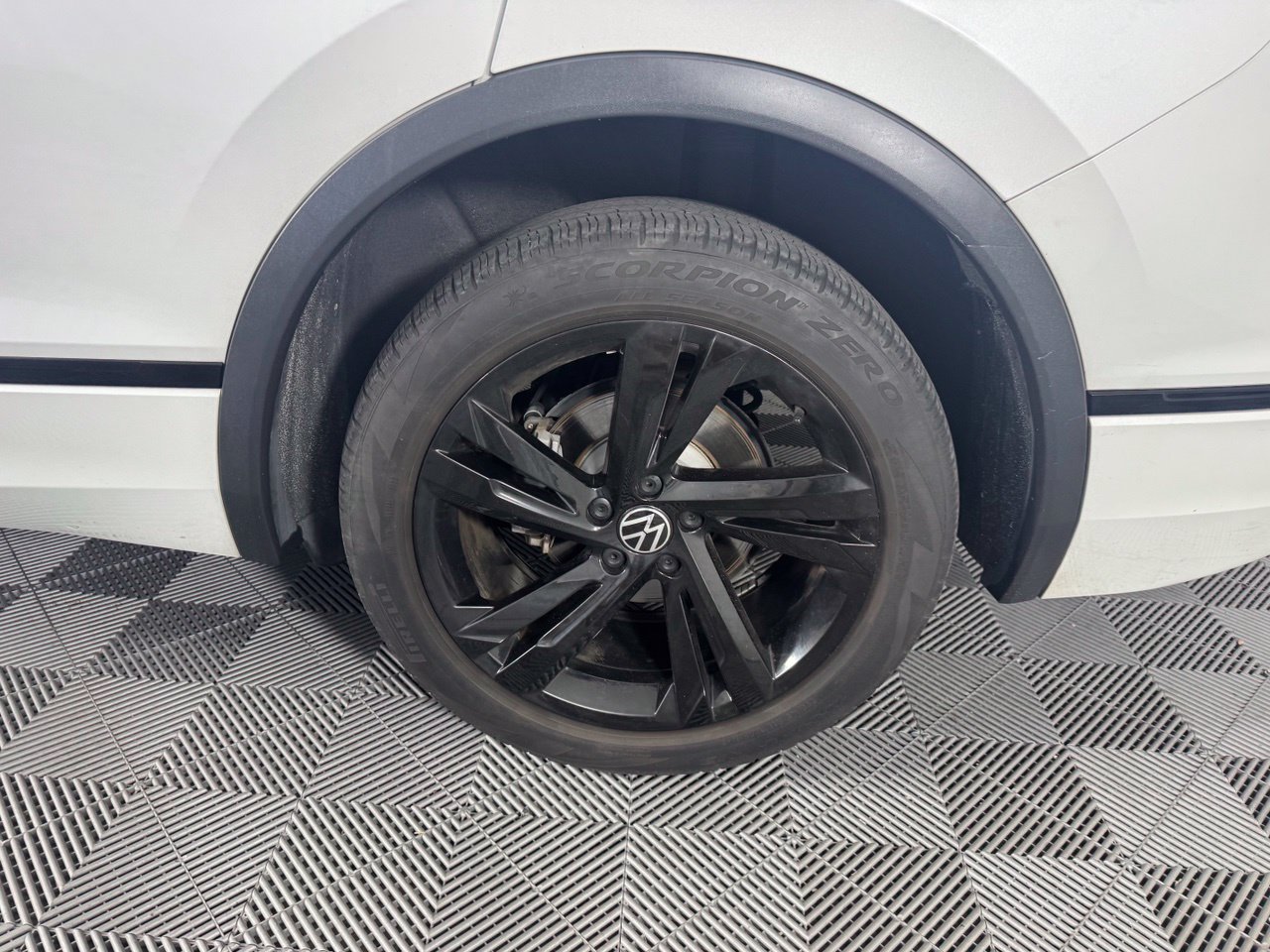 Used 2024 Volkswagen Tiguan SE R-Line FWD image 13