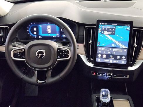 Used 2025 Volvo XC90 B5 Plus image 27