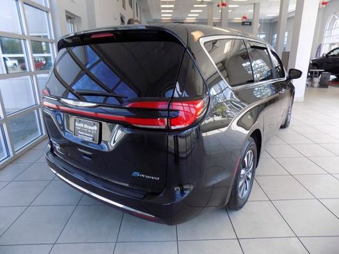 Used 2022 Chrysler Pacifica Touring-L FWD image 6
