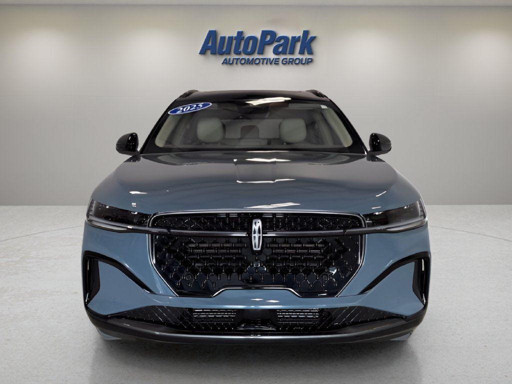 Used 2025 Lincoln Nautilus Reserve AWD/4WD image 2