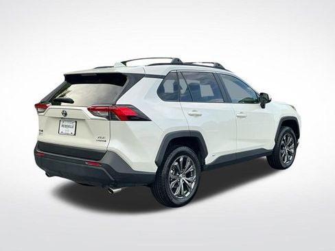 Used 2022 Toyota RAV4 XLE Premium AWD/4WD image 6