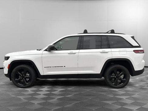 Used 2023 Jeep Grand Cherokee Limited w/ Black Appearance Package image 5