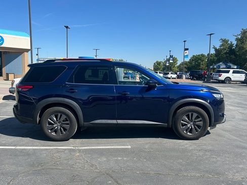 Used 2022 Nissan Pathfinder SV image 2
