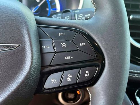 Used 2024 Chrysler Pacifica Limited FWD image 25
