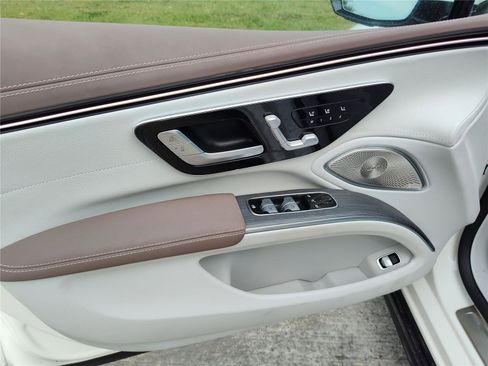 New 2022 Mercedes-Benz EQS 580 4MATIC Sedan image 12