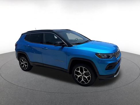 Used 2025 Jeep Compass Limited AWD/4WD image 2