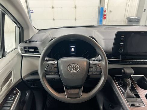 Used 2023 Toyota Sienna LE FWD image 11