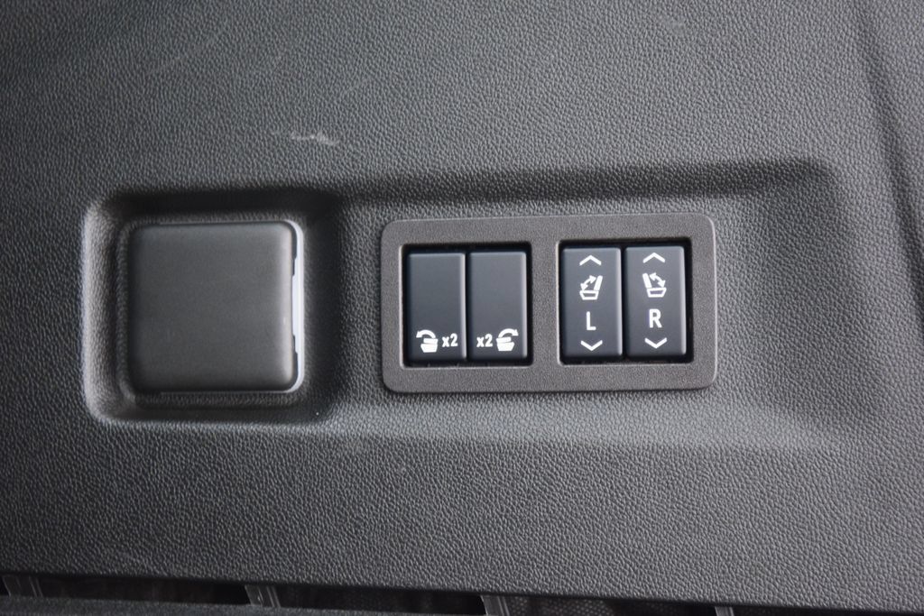 Used 2025 Chevrolet Suburban High Country AWD/4WD image 26