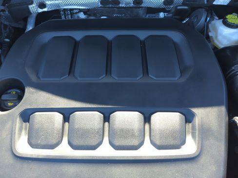 Certified 2025 Volkswagen Tiguan SE image 21