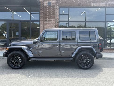 Used 2025 Jeep Wrangler Sahara AWD/4WD image 3
