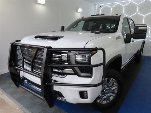 Used 2024 Chevrolet Silverado 2500 High Country w/ Technology Package AWD/4WD image 4