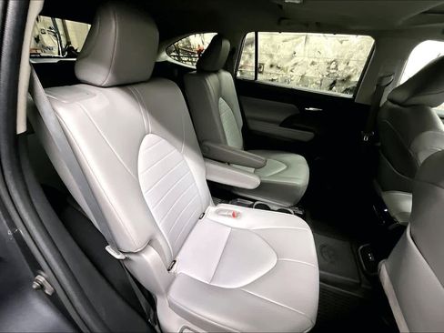 Certified 2022 Toyota Highlander XLE image 18
