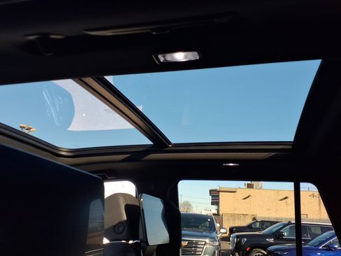 Used 2023 Cadillac Escalade Premium Luxury AWD/4WD image 17