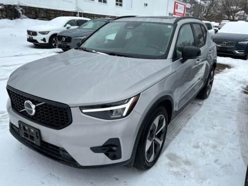 Used 2023 Volvo XC40 B5 Plus w/ Climate Package image 2