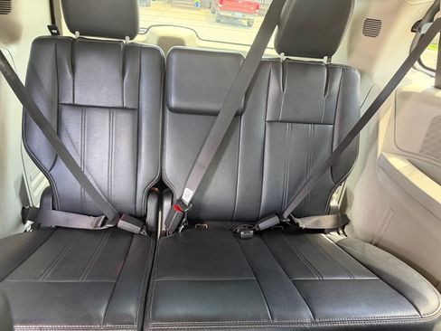 Used 2014 Chrysler Town & Country Touring-L w/ Driver Convenience Group FWD image 21