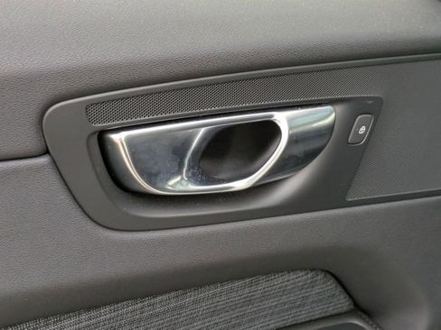 Used 2022 Volvo XC60 B5 Momentum image 26