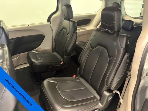 Used 2023 Chrysler Pacifica Touring-L FWD image 8
