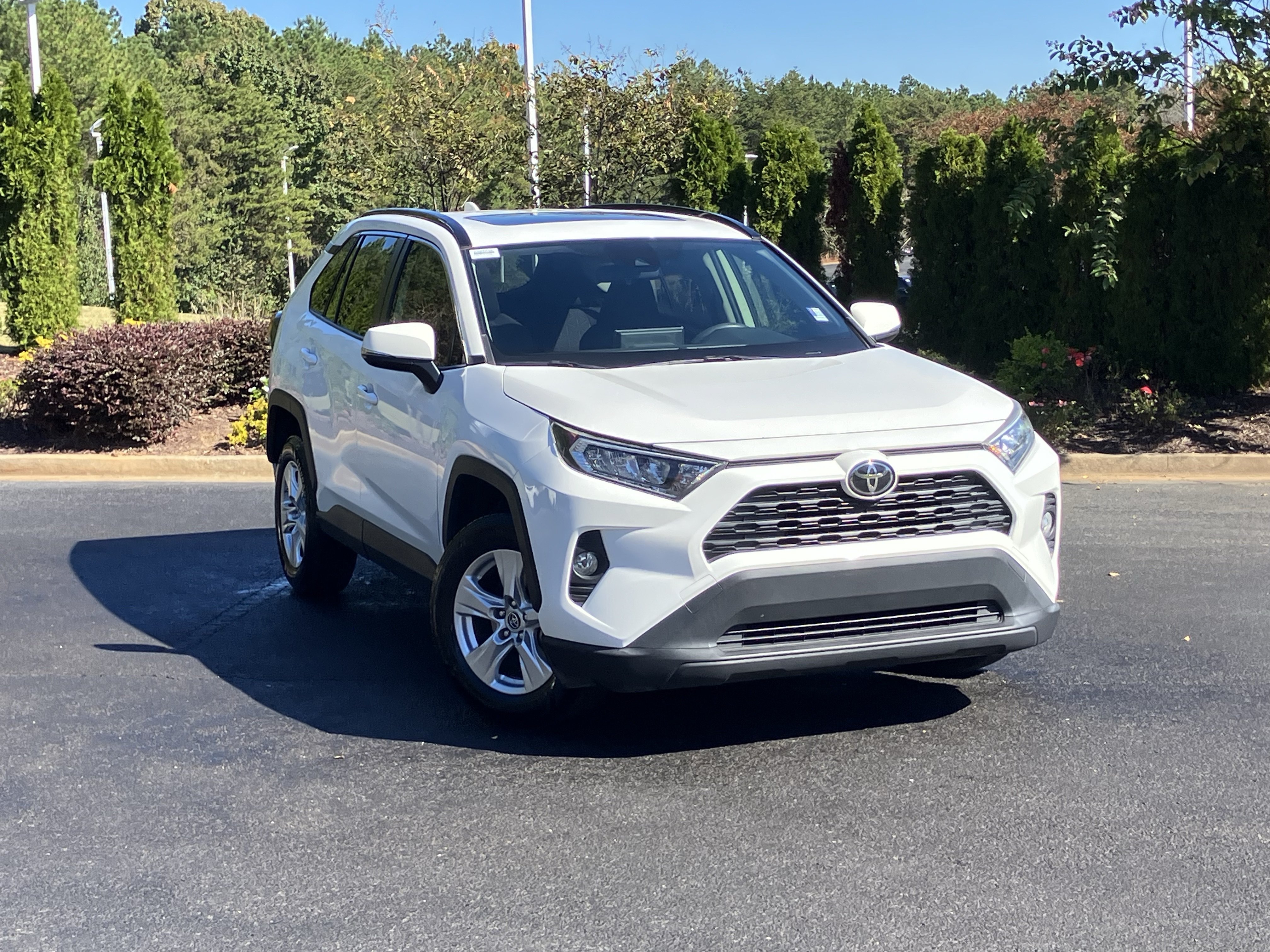 Used 2019 Toyota RAV4 XLE w/ Convenience Package FWD image 2