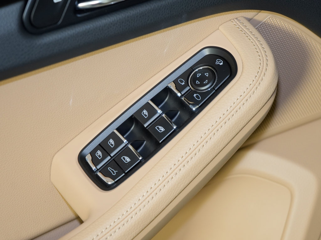 Certified 2025 Porsche Macan AWD/4WD image 20
