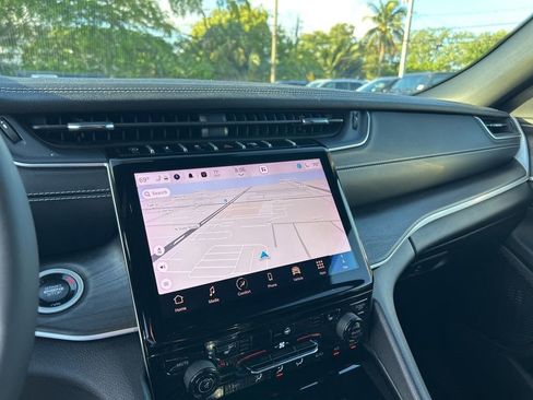 Used 2024 Jeep Grand Cherokee Limited image 11