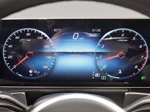 Used 2021 Mercedes-Benz GLB 250 4MATIC w/ Premium Package image 17