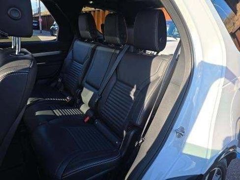 Used 2023 Land Rover Discovery S R-Dynamic image 5