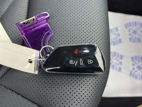 Used 2025 Volkswagen Atlas Cross Sport SE image 36