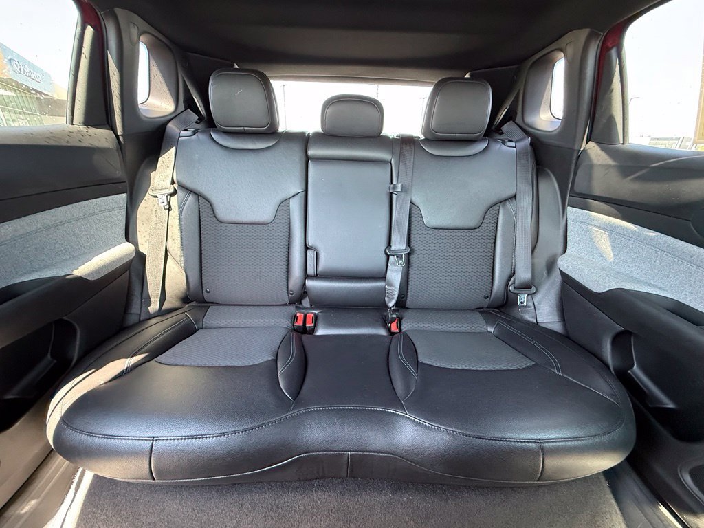 Used 2025 Jeep Compass Latitude w/ Sun & Sound Group AWD/4WD image 32