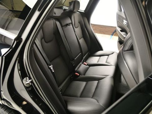 Used 2022 Volvo XC60 B5 Momentum w/ Protection Package Premier image 36