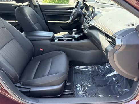 Used 2024 Nissan Altima 2.5 SV FWD image 25