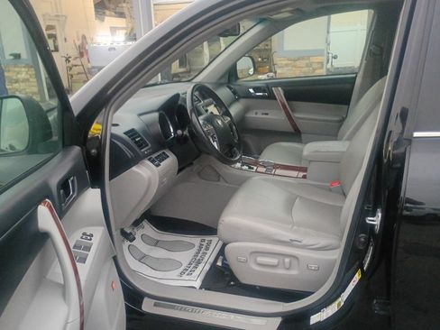 Used 2013 Toyota Highlander Limited AWD/4WD image 9