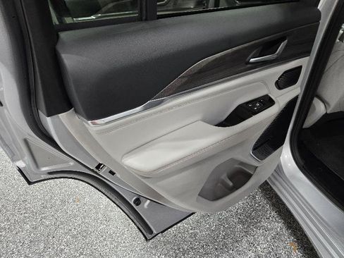 Used 2023 Jeep Grand Cherokee Overland AWD/4WD image 13