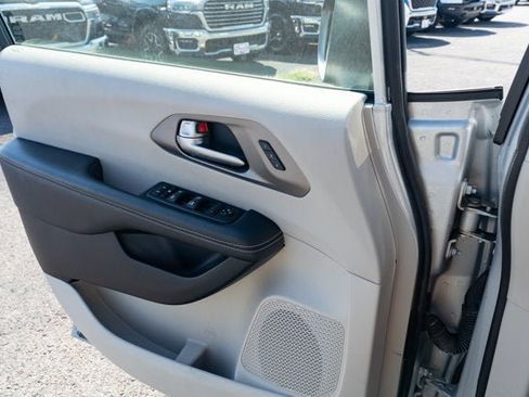 Used 2023 Chrysler Pacifica Touring-L FWD image 25