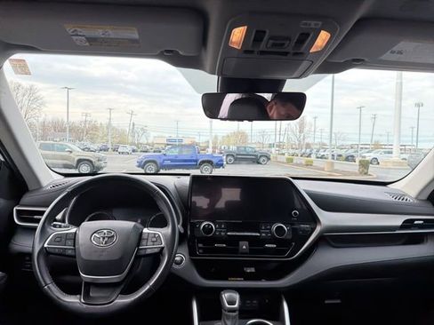 Used 2023 Toyota Highlander XLE image 11
