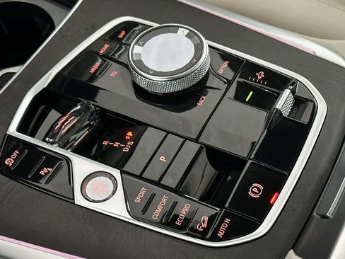 Used 2025 BMW X7 M60i image 22