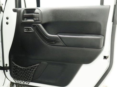 Used 2017 Jeep Wrangler Unlimited Sahara AWD/4WD image 24