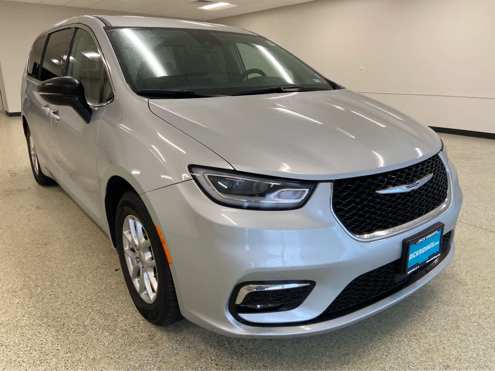 Used 2024 Chrysler Pacifica Touring-L FWD image 5