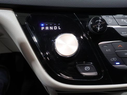 Used 2024 Chrysler Pacifica Touring-L FWD image 35
