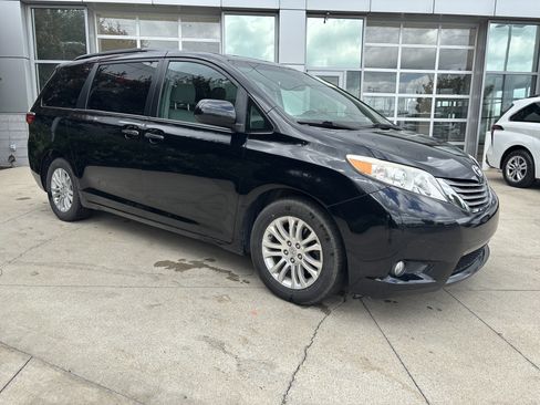 Used 2017 Toyota Sienna XLE FWD image 2