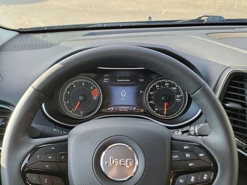 Used 2023 Jeep Cherokee Altitude Lux image 15