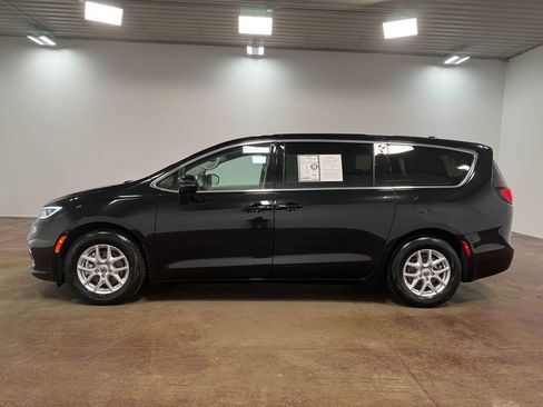 Used 2024 Chrysler Pacifica Touring-L image 6