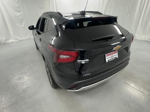 Used 2025 Chevrolet Trax LT w/ LT Convenience Package FWD image 5
