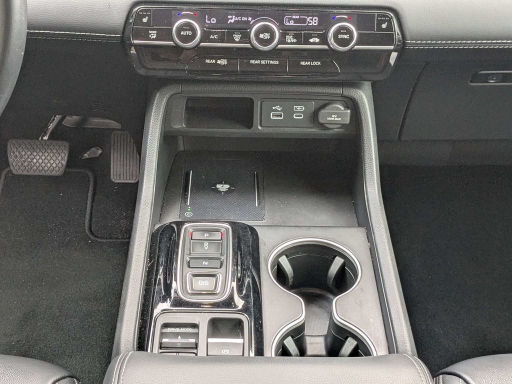 Used 2025 Honda Pilot Touring image 17